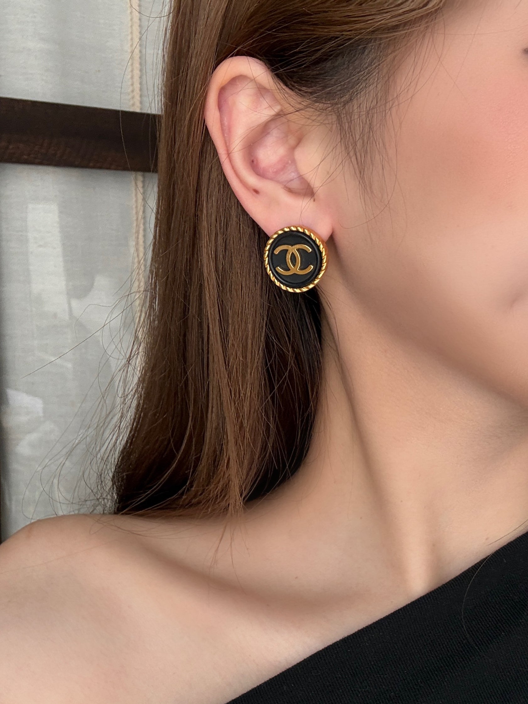 Chanel Paris Medallion - Clip