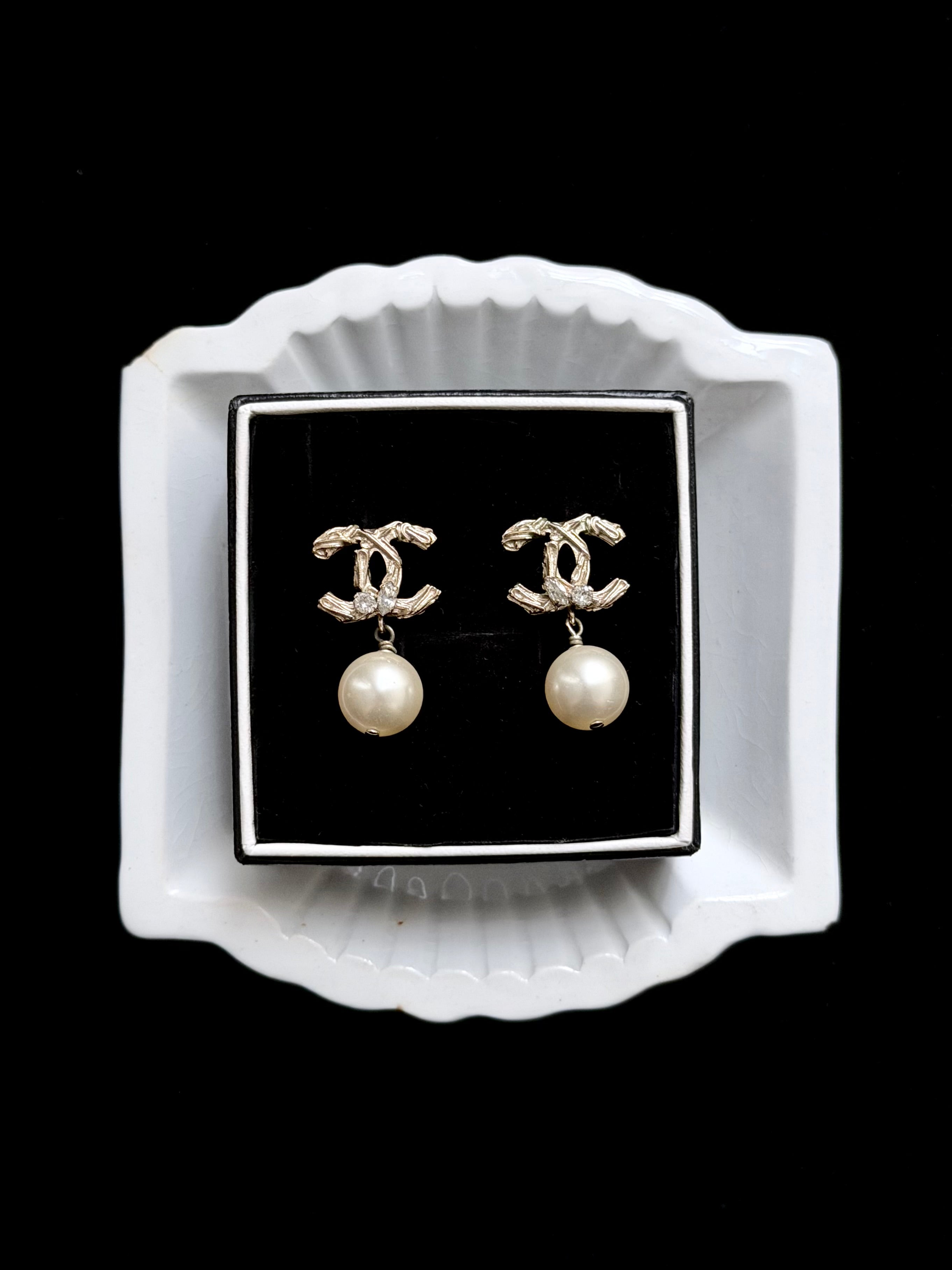 Chanel Pearl Élégance
