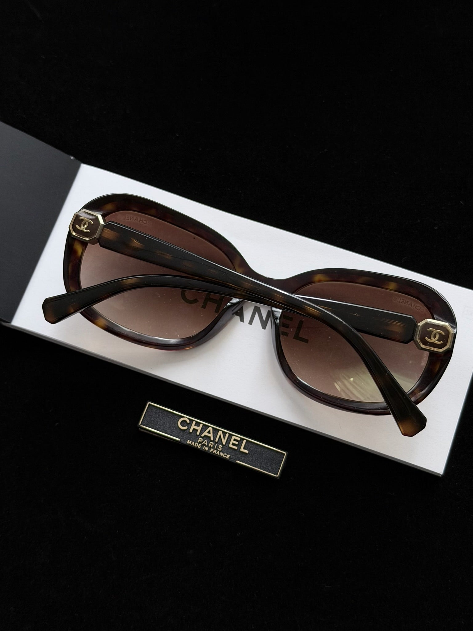 Chanel Tortoise Médaillon
