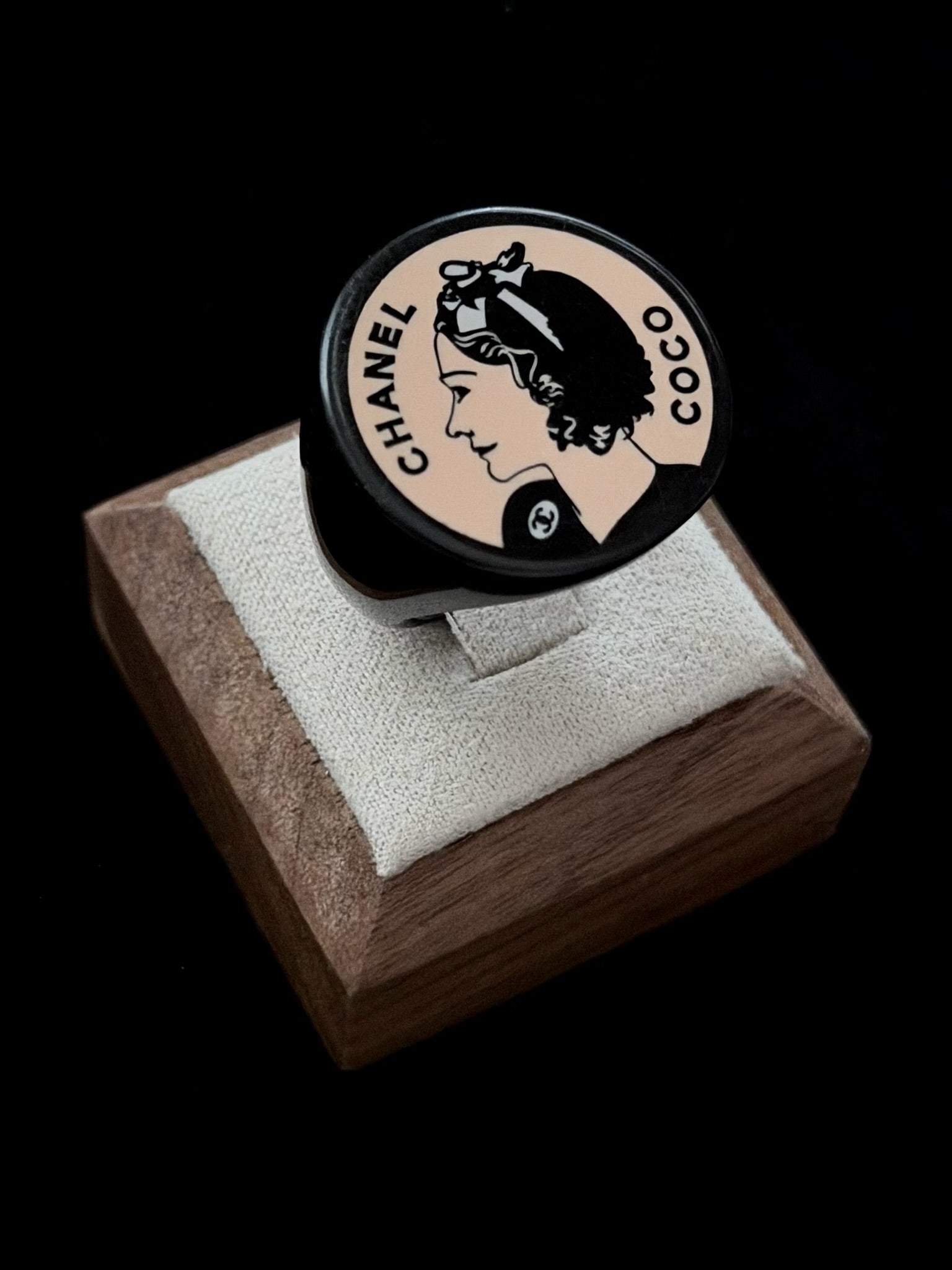 Chanel Maison Cameo