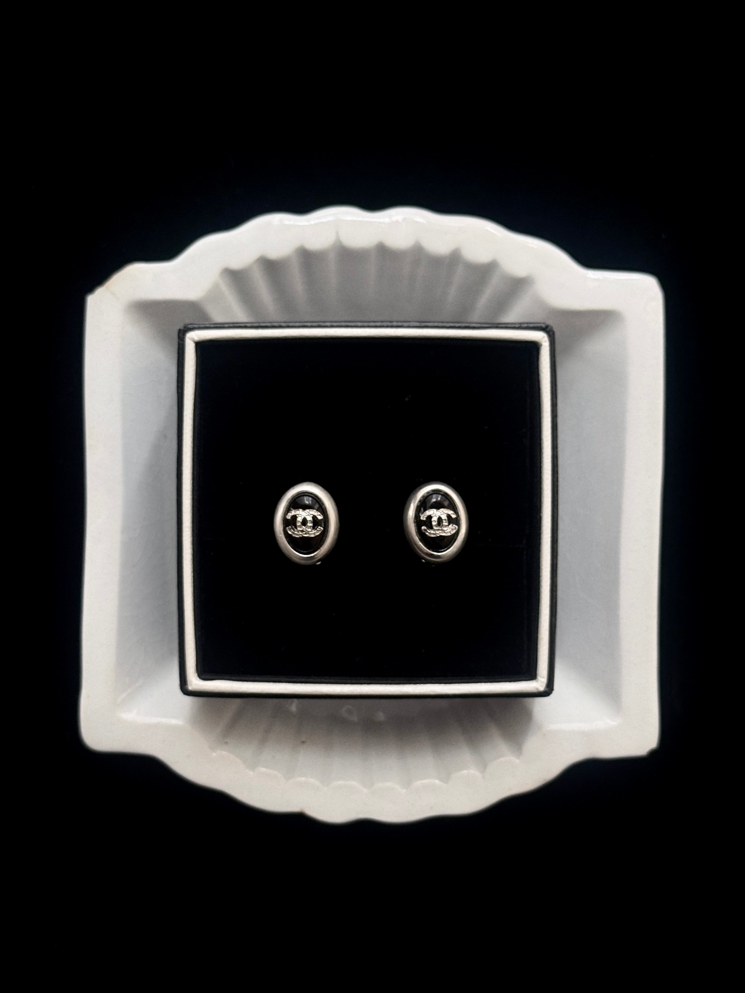 Chanel Noir Oval - Clip