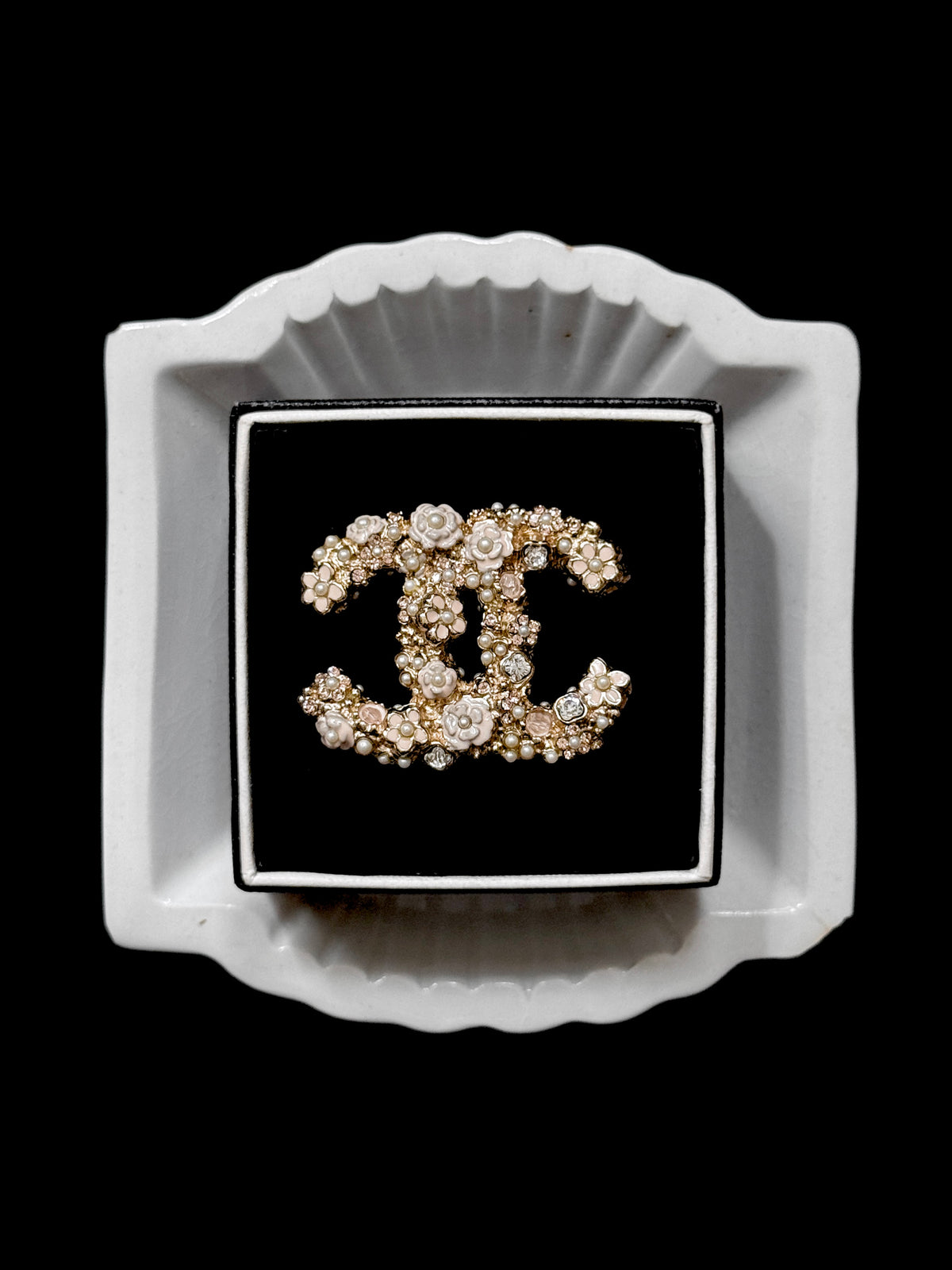 Chanel Camélia Perlée Broche