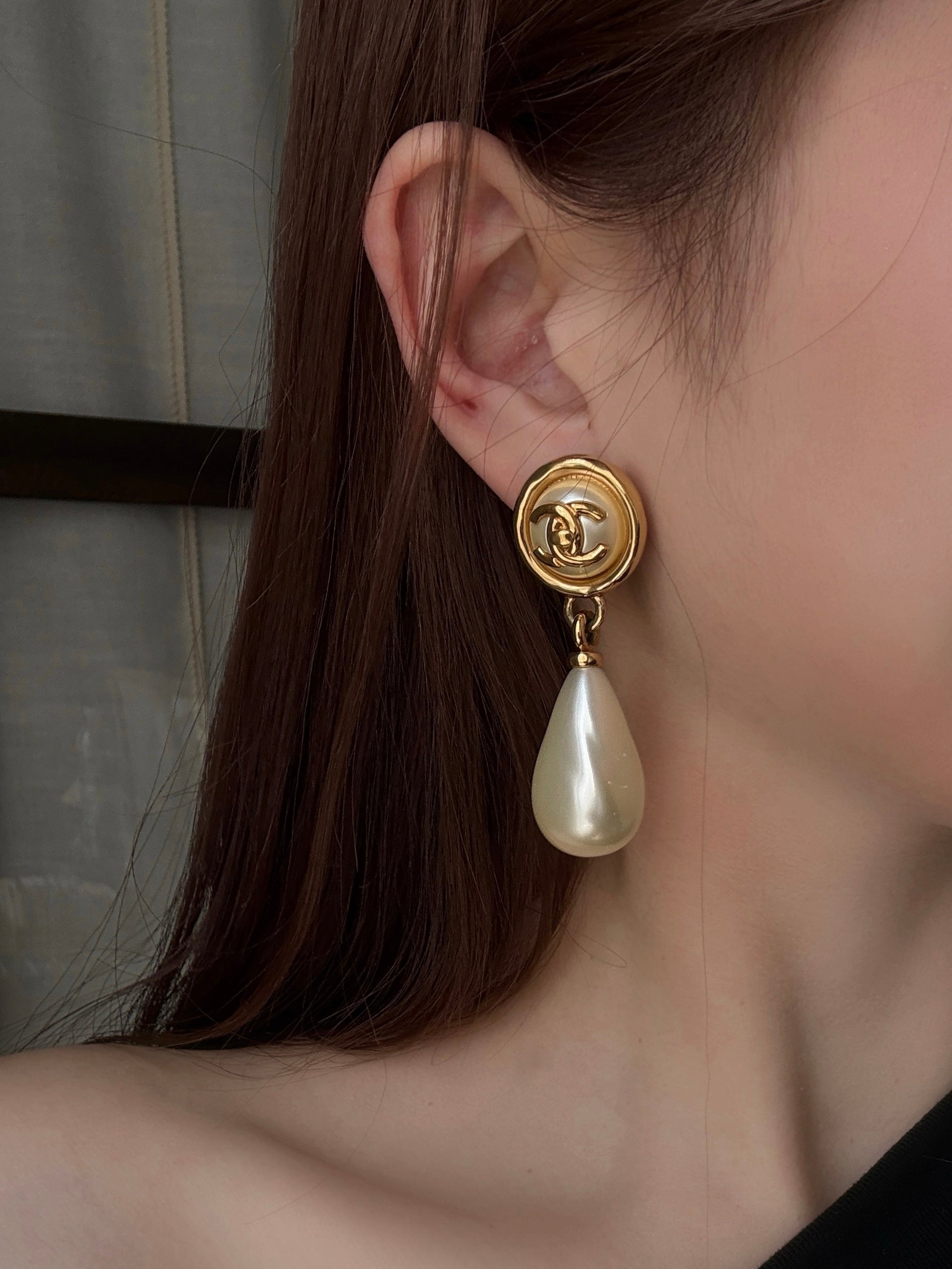 Chanel Pearl Medallion - Clip