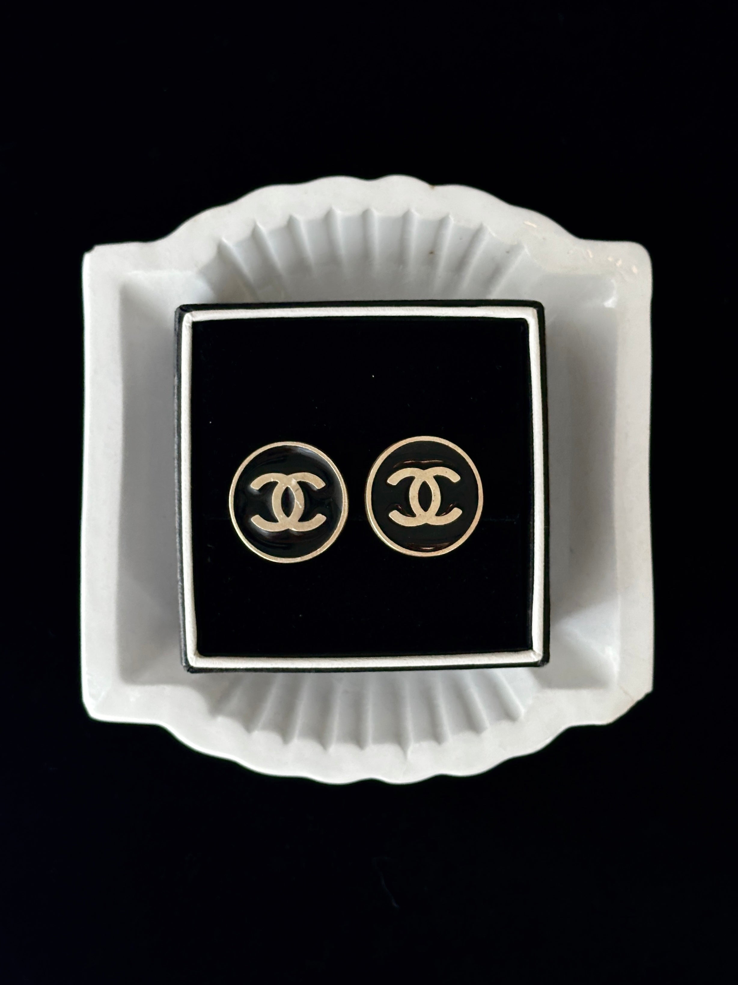 Chanel Noir Medallion - Clip
